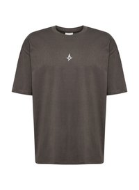 Brun kortærmet t-shirt lavet af bomuld. Har en rund hals og en lille hvid stjerne grafik på brystet. Lige skåret design.