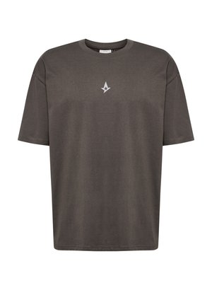 Brun kortærmet t-shirt lavet af bomuld. Har en rund hals og en lille hvid stjerne grafik på brystet. Lige skåret design.