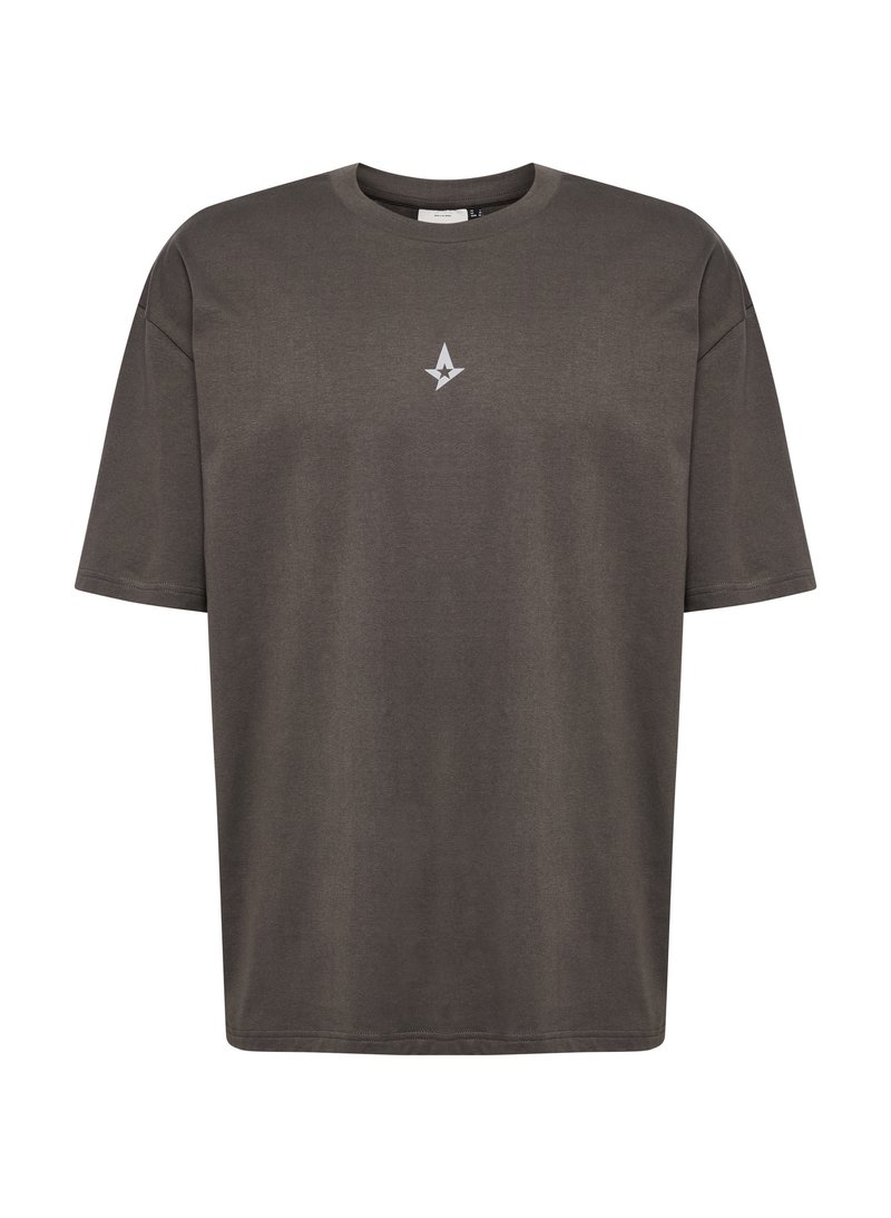 Brun kortærmet t-shirt lavet af bomuld. Har en rund hals og en lille hvid stjerne grafik på brystet. Lige skåret design.