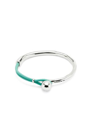 Pulsera de bangles de plata con un acabado liso, que presenta un cordón de cuero turquesa y un acento de bola de plata pulida.