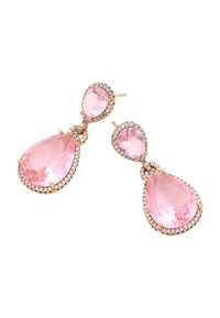 Pendientes de oro rosa con dos piedras en forma de lágrima de color rosa rodeadas de pequeños cristales transparentes. Textura suave y diseño elegante.