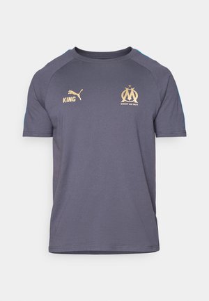 Marseille fodboldtrøje i mørkegrå stof. Udstyret med guld detaljer: "KING," Puma-logo og holdlogo. Korte ærmer, rund halsdesign.