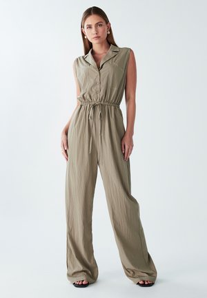Khaki, mouwloze jumpsuit met een kraag, knoopsluiting, elastische taille en wijde benen. Glad oppervlak, minimalistisch ontwerp.