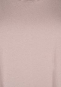 Jasnoróżowa bawełniana koszulka z gładką teksturą, okrągłym dekoltem i krótkimi rękawami, z delikatnym efektem gradientu.