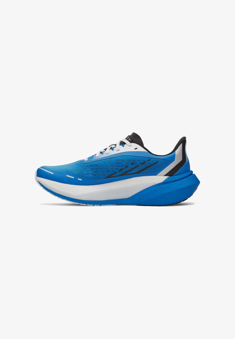 Scarpa da corsa atletica blu e bianca con accenti neri e grigi, suola spessa e ammortizzata, tomaia in mesh e lacci bianchi, mostrata di profilo laterale.