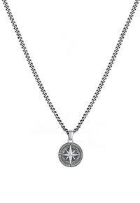 Sidabrinę vėlionę su apvaliu kompaso pakabuku, ant kurio išgraviruoti krypties žymėjimai, pakabintą ant storos, pintos grandinėlės.