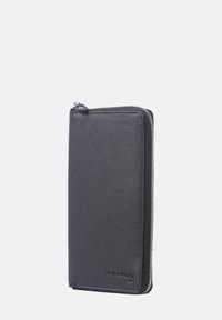 Svart läderplånbok med en texturerad yta, vertikal design, dragkedjestängning och en diskret logotyp präglad på framsidan.