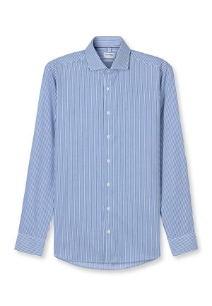 Blauw-wit verticaal gestreept overhemd met lange mouwen en knopen, klassieke kraag en knoopmanchetten, plat neergelegd op een witte achtergrond.
