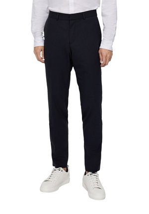 Marineblaue Hose mit schmaler Passform, aus glattem Stoff gefertigt. Mit einem flachen Vorderdesign und kombiniert mit weißen Sneakers.