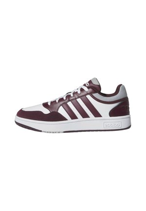 Sneakers bordeaux e bianchi con tomaia in pelle, dettagli in rete, tre strisce distintive e colletto imbottito. Presenta una suola in gomma testurizzata.