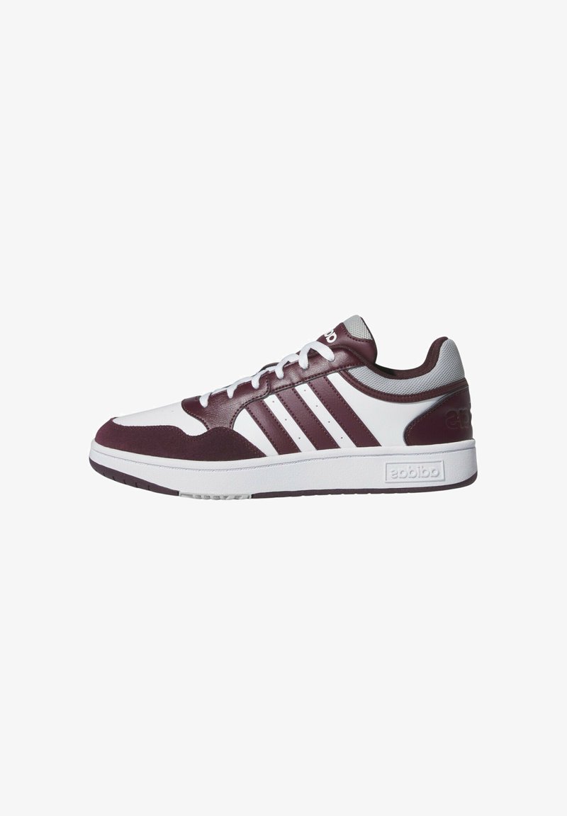 Sneakers bordeaux e bianchi con tomaia in pelle, dettagli in rete, tre strisce distintive e colletto imbottito. Presenta una suola in gomma testurizzata.
