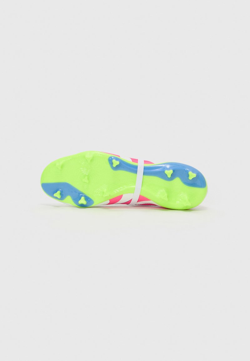 Voetbalschoen met een levendig roze en neon groene kleurstelling, voorzien van een getextureerde zool, gemolde studs en een witte hielband.