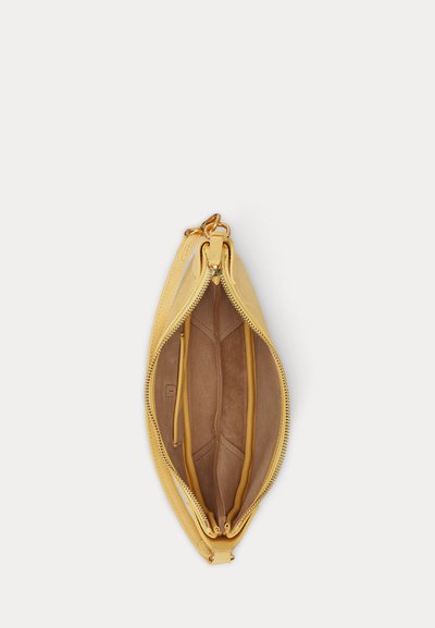 Μικρό κίτρινο δερμάτινο πορτοφολάκι καρπού ανοιχτό που δείχνει μπεζ εσωτερικό με κεντρική τσέπη με φερμουάρ και λουρί συνδεδεμένο με χρυσά μεταλλικά εξαρτήματα.