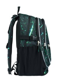 Zaino nero con un motivo di codice binario verde, dotato di due scomparti con zip, spallacci regolabili e una tasca laterale in rete.