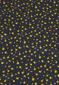 Tissu noir présentant un motif floral éparpillé avec des fleurs jaunes, des touches roses et de petits détails bleus. Texture lisse.