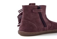 Stivaletti alla caviglia in suede viola scuro con chiusura a zip, caratterizzati da dettagli di frange sul lato e suola in gomma marrone. Design e texture classici.
