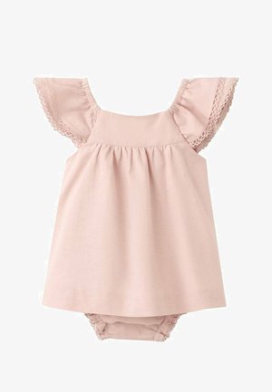 Vestido de bebé de algodón rosa claro con mangas con vuelo, ribete de encaje, cuerpo fruncido y dobladillo con volantes, acompañado de un pantalón a juego.