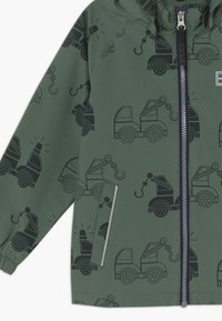 Grüne Kapuzenjacke mit schwarzen Lastwagenmotiven, Reißverschluss, Fronttasche, elastischen Bündchen und glatter Stoffstruktur.