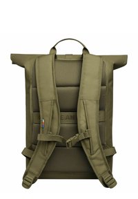 Oliivinvihreä rullaselkäreppu, jossa on pehmustettu verkkomateriaali selkäosa ja säädettävät hihnat. Varustettu sivunauhoilla ja ylhäällä olevalla kahvalla helppoa kantamista varten.