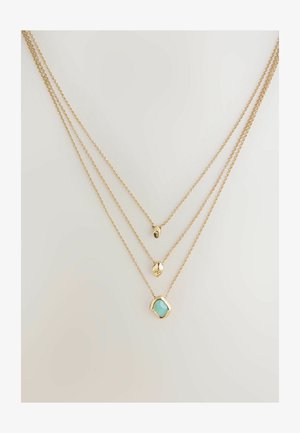 Mehrlagige Halskette aus Gold mit drei filigranen Ketten. Die unterste Kette trägt einen Anhänger mit Türkisstein, die oberen Ketten sind mit runden Akzenten versehen.