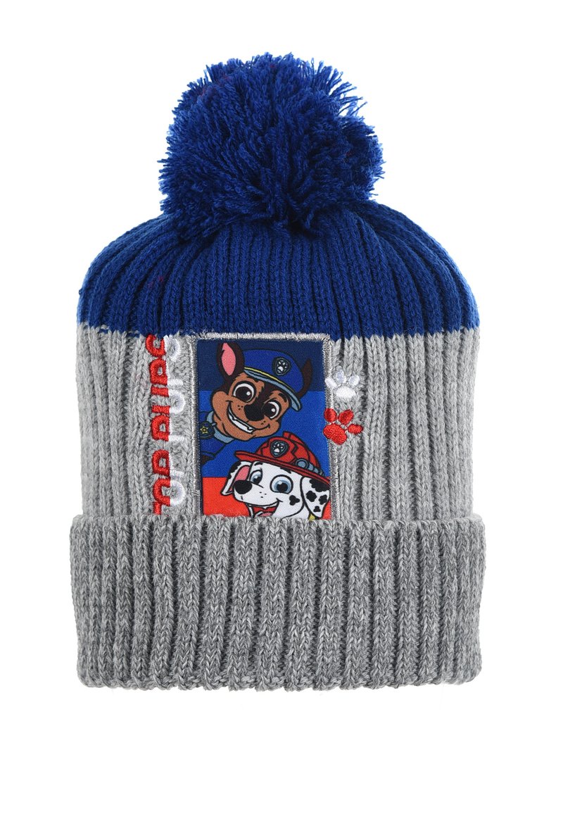 Gorro de punto en azul y gris con un dobladillo acanalado. Presenta un pom-pom en la parte superior y un parche que representa a perros de dibujos animados, con huellas de patas a su lado.