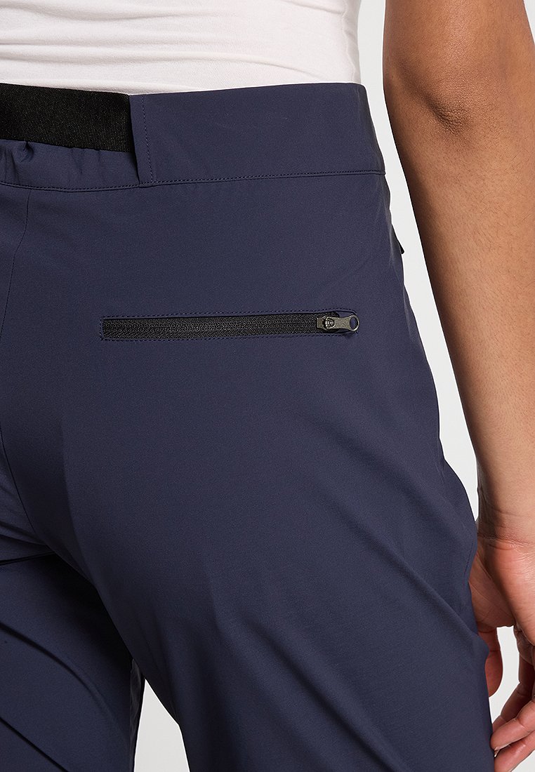 Navy-Hosen mit glatter Textur, ausgestattet mit einer schwarzen Reißverschlusstasche auf der Rückseite und einem elastischen Bund für einen sicheren Sitz.