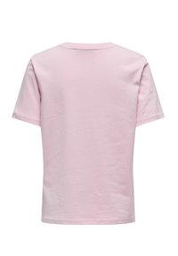Maglietta di cotone rosa, maniche corte, colletto girocollo, design semplice, texture liscia, senza motivi o accenti visibili, mostrata da dietro.