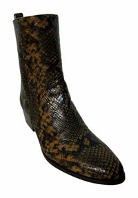 Bota de tobillo de cuero con estampado de piel de serpiente en tonos marrón y negro, con punta puntiaguda y tacón sutil, superficie texturizada y cierre lateral con cremallera.