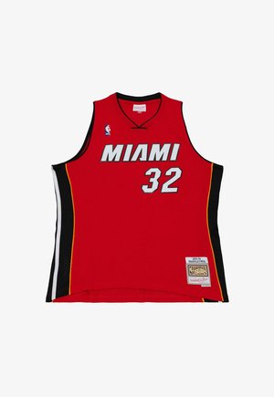 Czerwona koszulka koszykarska Miami Heat z numerem 32, czarno-białe paski boczne, logo NBA i naszywka Hardwood Classics.