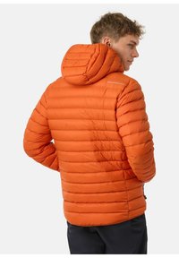 Gevoerde oranje jas met horizontale stitching en een capuchon, met een logo op de achterkant. Het materiaal lijkt soepel en lichtgewicht.
