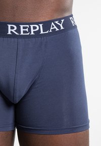 Bóxer de marinero con tejido suave y elástico y cinturilla de logotipo blanco en contraste "REPLAY". Textura suave con diseño ajustado.