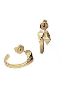 Orecchini in tono oro caratterizzati da un design geometrico con un cerchio curvo e un accento testurizzato a forma di piramide. Finitura superficiale liscia.
