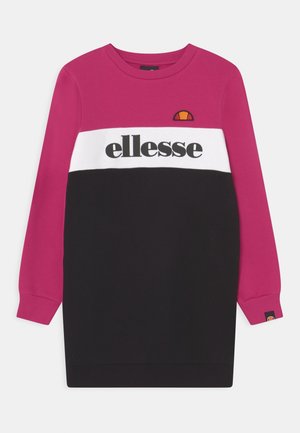 Robe colorblock avec une partie supérieure rose, une bande blanche au centre avec le logo "ellesse", et une base noire unie. Manches longues avec poignets côtelés.