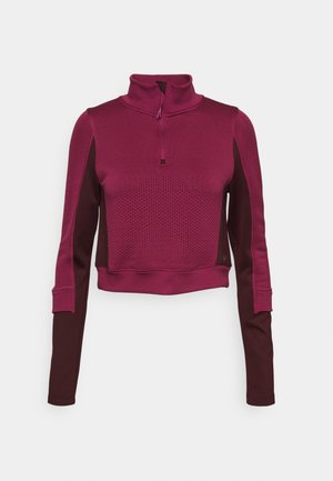 Maroone ja tume burgundi lühike salliga sweatshirt, millel on lukk kaeluses, tekstureeritud keha ja pikad varrukad. Omab hingavat kangast.