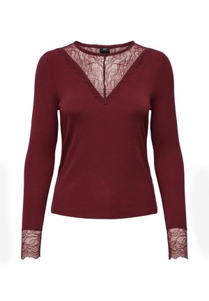 Haut long à manches bordeaux avec une texture côtelée et des accents en dentelle au niveau du col et des manches, présentant un design en dentelle en forme de V.