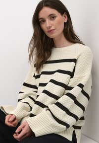 Beige gestrickter Pullover mit dicken schwarzen Streifen, ausgestattet mit einem strukturierten Muster und gerippten Ärmeln. Lässige, weite Passform.