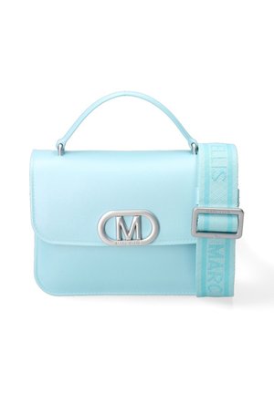 Sac à main rectangulaire bleu clair avec poignée supérieure, fermoir logo "M" argenté et bandoulière en tissu amovible avec boucle argentée.
