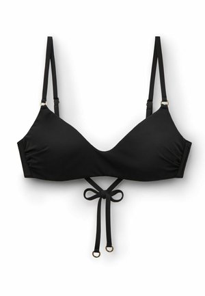 Czarny regulowany top bikini z cienkimi ramiączkami i wiązaniem z przodu z końcówkami ozdobionymi złotymi kółkami na białym tle.