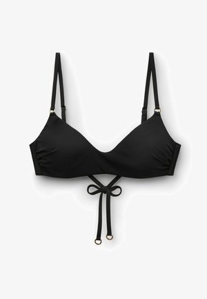 Czarny regulowany top bikini z cienkimi ramiączkami i wiązaniem z przodu z końcówkami ozdobionymi złotymi kółkami na białym tle.