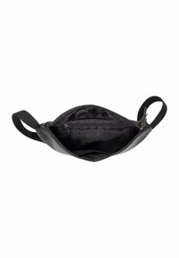 Borsa nera in pelle con design a pattina, chiusura con zip e tasca interna; texture liscia e fodera in tessuto. Caratterizzata da manici in tessuto doppi.