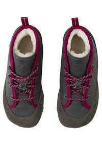 Graue Wanderschuhe mit lila Akzenten, strukturiertem Lederobermaterial, kuscheligem Futter und bunten geflochtenen Schnürsenkeln. Mit einer Schlaufe für einfaches Anziehen.