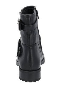 Botín de cuero negro con puntera redonda, cremallera lateral y hebillas decorativas. Presenta una superficie texturizada y una suela de goma resistente.