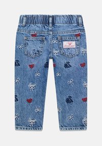 Dżinsy denimowe w jasnoniebieskim odcieniu z efektem wyblaknięcia, ozdobione czerwonymi i białymi haftowanymi kokardkami oraz misiami. Elastyczny pas i dwie tylne kieszenie.