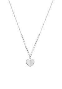 Collana in argento con pendente a cuore spezzato. La catena presenta un design a maglie alternate e una finitura liscia sul pendente.