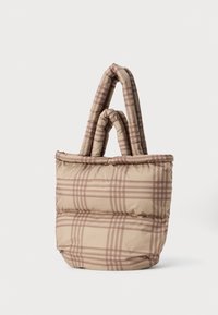 Beige színű, kockás mintázatú steppelt táska, két párnázott fogantyúval és puha, texturált felülettel.