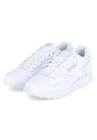 Sneakers atletici bianchi con tomaia in pelle, suola in gomma, design con lacci e perforazioni ventilate. Accenti del logo sui lati.