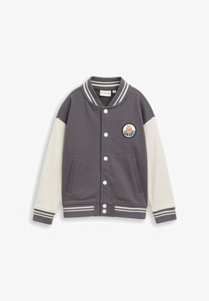 Grau-weiße Collegejacke mit gestreiftem Kragen und Bündchen, Druckknöpfen, Fronttaschen und rundem Aufnäher mit Cartoonfigur und dem Schriftzug „Funday“.