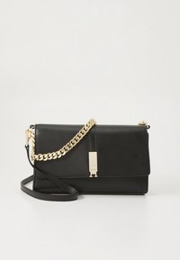 Schwarze Handtasche aus Kunstleder mit goldener Kette als Trageriemen, rechteckiger Form, Klappe vorne und goldenem Metallakzent.