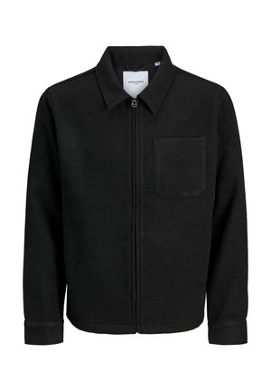 Chaqueta negra con cremallera y cuello, con un solo bolsillo en el pecho, expuesta sobre un fondo blanco.