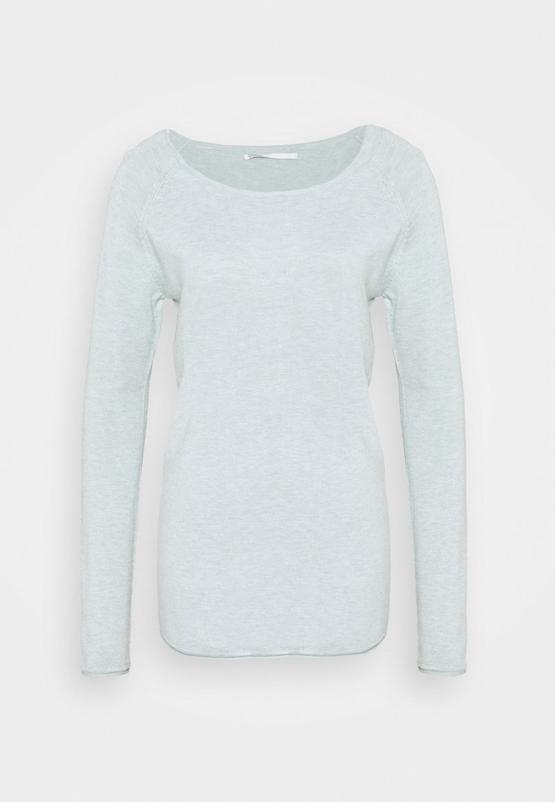 Pull bleu clair à manches longues avec un col rond, coupe ajustée et tissu doux texturé, présenté sur un fond uni.